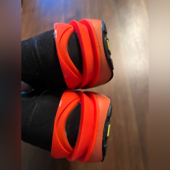 Size 10 Mens Nike Waffle One Shoes Black Yellow Strike Crimson DM9049-001 - Picture 8 of 9